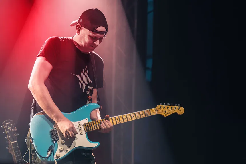 Mike Reinbacher spielt E-Gitarre
